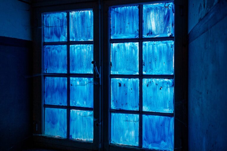 Blauw gekleurd raam